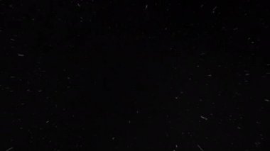 Siyah arka plan üzerinde yağmur, gerçekçi cgi. 