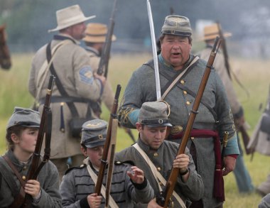 Tarih 17 Haziran 2018 Fullbright Park, sendika Gap, Washington savaşta Amerikan İç Savaşı canlandırma askerler savaşır.