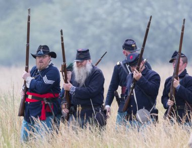  Tarih 17 Haziran 2018 Fullbright Park, sendika Gap, Washington savaşta Amerikan İç Savaşı canlandırma askerler savaşır.