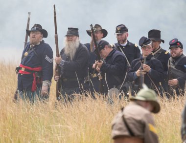  Tarih 17 Haziran 2018 Fullbright Park, sendika Gap, Washington savaşta Amerikan İç Savaşı canlandırma askerler savaşır.