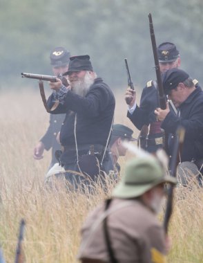  Tarih 17 Haziran 2018 Fullbright Park, sendika Gap, Washington savaşta Amerikan İç Savaşı canlandırma askerler savaşır.