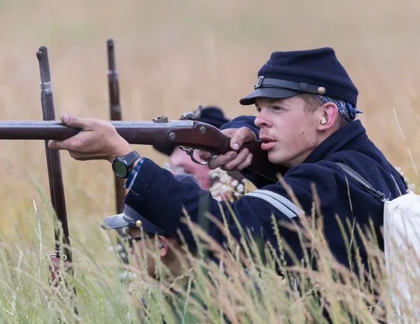  Tarih 17 Haziran 2018 Fullbright Park, sendika Gap, Washington savaşta Amerikan İç Savaşı canlandırma askerler savaşır.