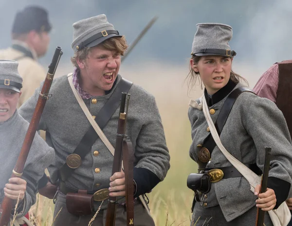  Tarih 17 Haziran 2018 Fullbright Park, sendika Gap, Washington savaşta Amerikan İç Savaşı canlandırma askerler savaşır.