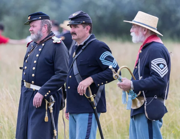  Amerikan İç Savaşı canlandırma memurları bir savaş Fullbright Park, sendika Gap, Washington 17 Haziran 2018 üzerinde izlemek..