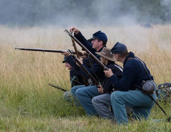  Tarih 17 Haziran 2018 Fullbright Park, sendika Gap, Washington savaşta Amerikan İç Savaşı canlandırma askerler savaşır.