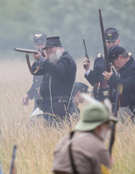  Tarih 17 Haziran 2018 Fullbright Park, sendika Gap, Washington savaşta Amerikan İç Savaşı canlandırma askerler savaşır.