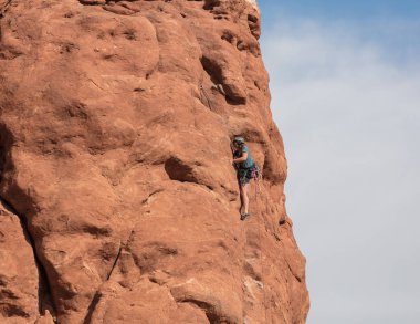 Kaya tırmanışçısı baykuş Rock Arches National Park Utah büyütmek.