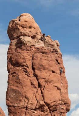 Baykuş Rock Arches Ulusal Parkk, Utah içinde artan kaya dağcılar. 6 Temmuz 2018. 