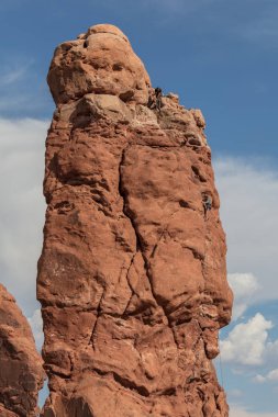 Baykuş Rock Arches Ulusal Parkk, Utah içinde artan kaya dağcılar. 6 Temmuz 2018. 