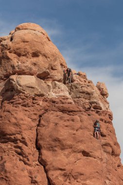 Baykuş Rock Arches Ulusal Parkk, Utah içinde artan kaya dağcılar. 6 Temmuz 2018. 