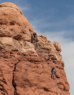 Baykuş Rock Arches Ulusal Parkk, Utah içinde artan kaya dağcılar. 6 Temmuz 2018. 