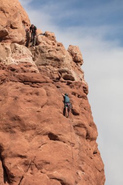 Baykuş Rock Arches Ulusal Parkk, Utah içinde artan kaya dağcılar. 6 Temmuz 2018. 