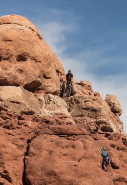 Kaya tırmanışçısı baykuş Rock Arches National Park Utah büyütmek.