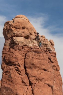 Kaya tırmanışçısı baykuş Rock Arches National Park Utah büyütmek.
