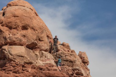 Kaya tırmanışçısı baykuş Rock Arches National Park Utah büyütmek.
