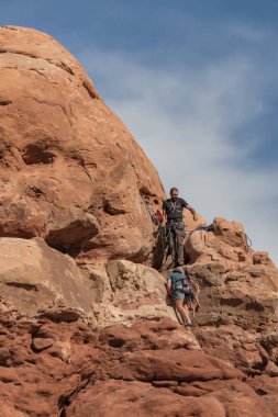 Kaya tırmanışçısı baykuş Rock Arches National Park Utah büyütmek.