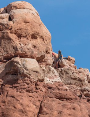 Kaya tırmanışçısı baykuş Rock Arches National Park Utah büyütmek.