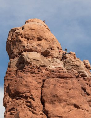 Kaya tırmanışçısı baykuş Rock Arches National Park Utah büyütmek.