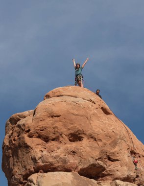 Kaya tırmanışçısı baykuş Rock Arches National Park Utah büyütmek.