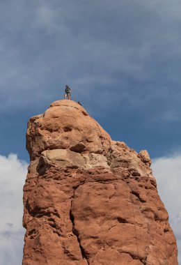 Kaya tırmanışçısı baykuş Rock Arches National Park Utah büyütmek.