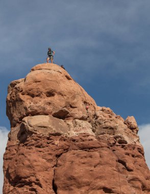 Kaya tırmanışçısı baykuş Rock Arches National Park Utah büyütmek.
