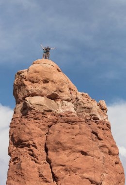 Kaya tırmanışçısı baykuş Rock Arches National Park Utah büyütmek.