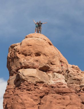 Kaya tırmanışçısı baykuş Rock Arches National Park Utah büyütmek.