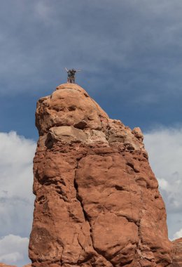 Kaya tırmanışçısı baykuş Rock Arches National Park Utah büyütmek.