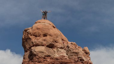 Kaya tırmanışçısı baykuş Rock Arches National Park Utah büyütmek.