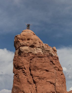 Kaya tırmanışçısı baykuş Rock Arches National Park Utah büyütmek.