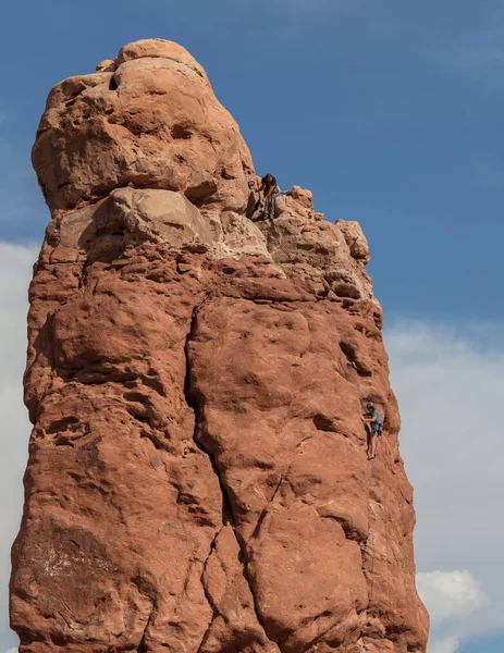 Bergsteiger Erklimmen Eulenfelsen Bögen Nationalpark Utah Juli 2018 — Stockfoto