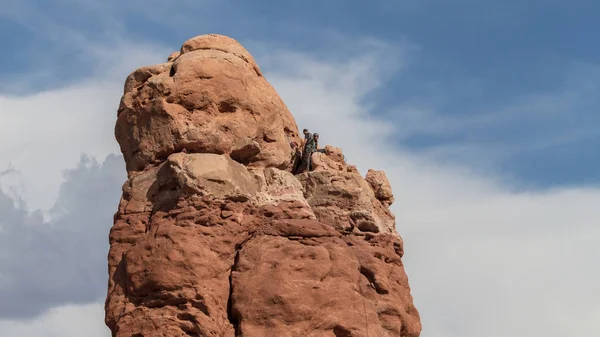 Bergsteiger Erklimmt Eulenfelsen Arches Nationalpark Uta — Stockfoto