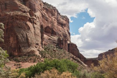 Yerde de Kanyon de Shelly, Chinle, Arizona içinde içinde gelen sahne. 