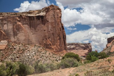 Kanyon de Chelly Ulusal Anıtı, Chinle, Arizona içinde kumtaşı kayaçların manzara sayısı. 