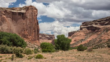 Kanyon de Chelly Ulusal Anıtı, Chinle, Arizona içinde kumtaşı kayaçların manzara sayısı. 