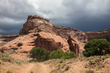 Kanyon de Chelly Ulusal Anıtı, Chinle, Arizona içinde kumtaşı kayaçların manzara sayısı. 
