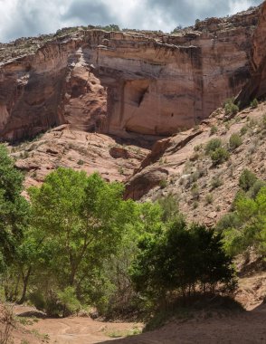 Kanyon de Chelly Ulusal Anıtı, Chinle, Arizona içinde kumtaşı kayaçların manzara sayısı. 