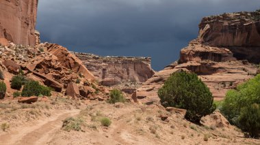 Kanyon de Chelly Ulusal Anıtı, Chinle, Arizona içinde kumtaşı kayaçların manzara sayısı. 