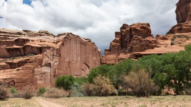 Kanyon de Chelly Ulusal Anıtı, Chinle, Arizona içinde kumtaşı kayaçların manzara sayısı. 