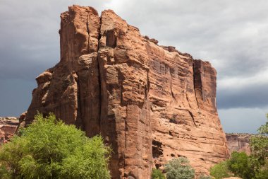 Kanyon de Chelly Ulusal Anıtı, Chinle, Arizona içinde kumtaşı kayaçların manzara sayısı. 