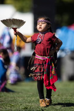 Stillwater Pow Wow Anderson, California, yerli Amerikan tarzı dans katılımcı. 7 Ekim 2018.