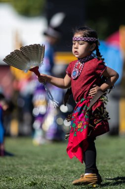 Stillwater Pow Wow Anderson, California, yerli Amerikan tarzı dans katılımcı. 7 Ekim 2018.