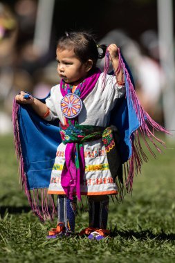 Stillwater Pow Wow Anderson, California, yerli Amerikan tarzı dans katılımcı. 7 Ekim 2018.