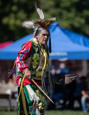Stillwater Pow Wow Anderson, California, yerli Amerikan tarzı dans katılımcı. 7 Ekim 2018.