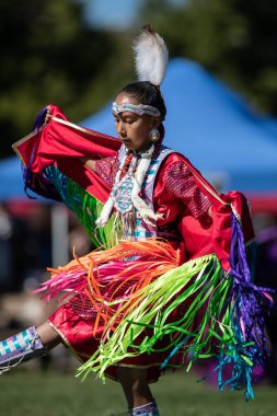Stillwater Pow Wow Anderson, California, yerli Amerikan tarzı dans katılımcı. 7 Ekim 2018.
