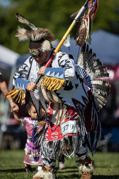 参加者は アンダーソン カリフォルニア州のスティルウォーター パウワウでネイティブ アメリカン スタイルを踊るします 2018 — ストック写真