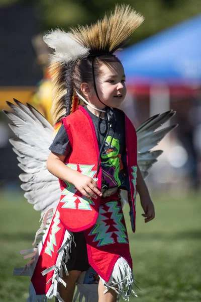 参加舞蹈土著美国人的风格在斯蒂尔水波哇在安德森 加利福尼亚州 2018年10月7日 — 图库照片