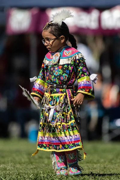 Участник Танцевального Индейского Стиля Stillwater Pow Wow Андерсоне Калифорния Октября — стоковое фото