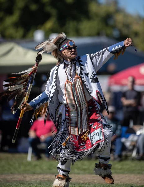 参加者は アンダーソン カリフォルニア州のスティルウォーター パウワウでネイティブ アメリカン スタイルを踊るします 2018 — ストック写真