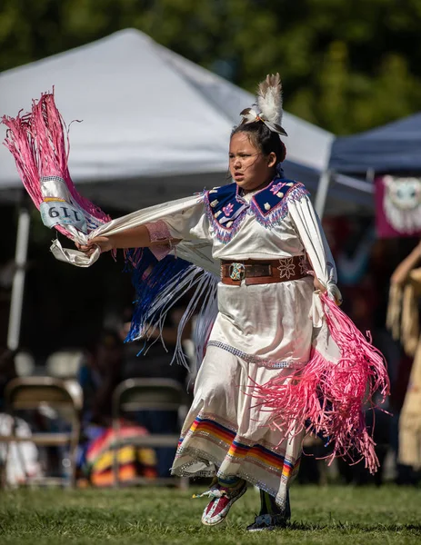 Участник Танцевального Индейского Стиля Stillwater Pow Wow Андерсоне Калифорния Октября — стоковое фото